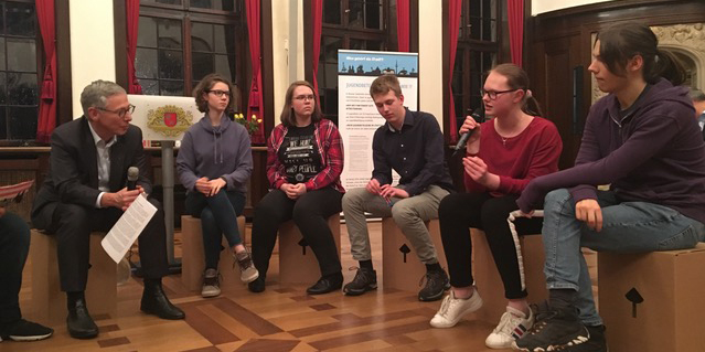 Schüler_innen der Demokratie AG (Rainbow Humans) diskutieren mit dem Bürgermeister Carsten Sieling