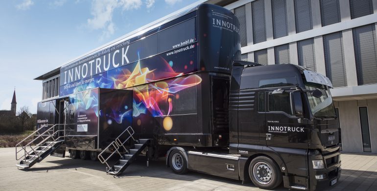 Der InnoTruck zeigt an der Oberschule Findorff Technik und Ideen für morgen